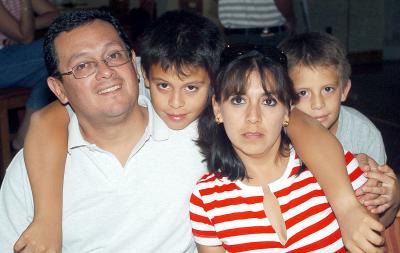 10072006 
Pedro Limón y María Elena de Limón, con sus hijos Pedro y José Eduardo.