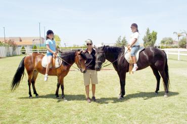 14072006 
Miranda Redondo y Juliana Grajales, en su clase de equitación acompañadas por Bárbra Madero.