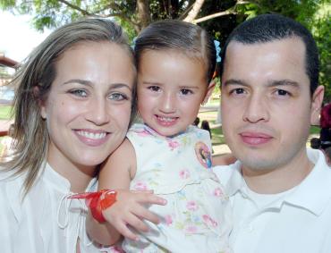 15072006
 Daniela Echávez Corrales con sus papás, Joaquín Echávez y Úrsula Corrales