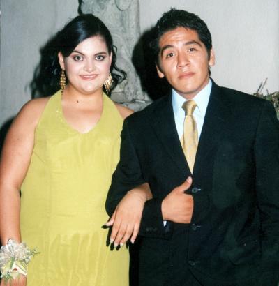 18072006 
Mariana García Estrada y Sergio Durán, en reciente graduación.