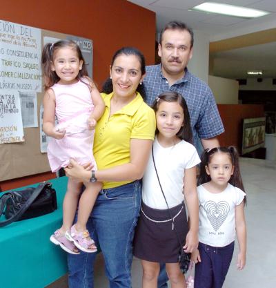 16072006 
Jaime Muñoz, Renata Chapa y sus hijas Iberia, Aitana e Ivana