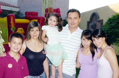 16072006 
Sofía Berumen Rodríguez celebró su cumpleaños con una fiesta que le organizaron sus papás, Magaly de Berumen y Roberto Berumen y sus hermanos, Magaly, Paty y Beto