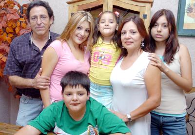 16072006 
Julio Marín Paredes celebró su cumpleaños acompañado por su familia.