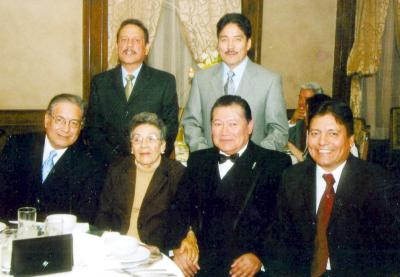 16072006 
María Esquivel de Gutiérrez con sus hijos Óscar, José Luis, Santiago, Humberto y Pedro Gutiérrez Esquivel, en pasada recepción.