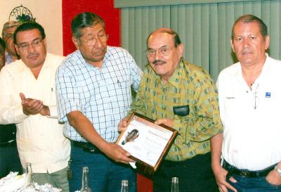 16072006 D-Reconocen la labor del locutor Miguel Salas Páez por sus 50 años de labor interrumpida, lo acompañan Antonio López, Antonio Lozoya y Demetrio Moreno.