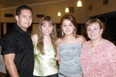 18072006 
Rosalía Gamboa acompañada por su mamá Rosalía de Gamboa y sus hermanos, Ana Karen y Manuel, el día que celebró su cumpleaños.