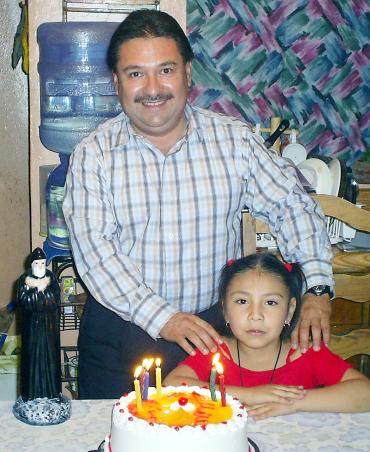 16072006 
Ana Victoria García banda celebro su sexto cumpleaños aquí acompañada por su papá Lic. José Luis García Aguilar