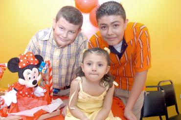 16072006 
Mónica Rebollo Contreras cumplió tres años y fue festejada por su familia.