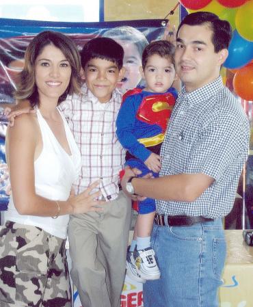 16072006 
Pablo Elian Frías Delgado junto a sus papás, Ruth Selene Delgado de Frías y David Frías y su hermanito David.