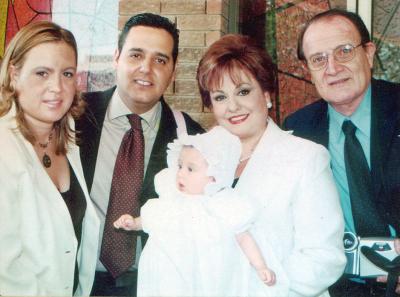 18072006 
Andrea Nájera Zúñiga acompañada por sus papás, Lic. Alberto Nájera y Lic. Luz Magdalena Zúñiga de Nájera, y sus abuelitos, Lic. Ricardo Zúñiga y Dra. Isabel de Zúñiga, el día que recibió el Sacramento del Bautizo.