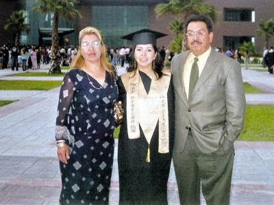 17072006 
Alma Georgina Gutiérrez Martínez junto a sus papás, Jorge Gutiérrez y Alma Martínez de Gutiérrez.