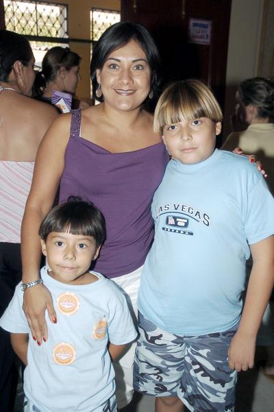 17072006 
Marycarmen de Gómez, Julián y Diego Gómez.