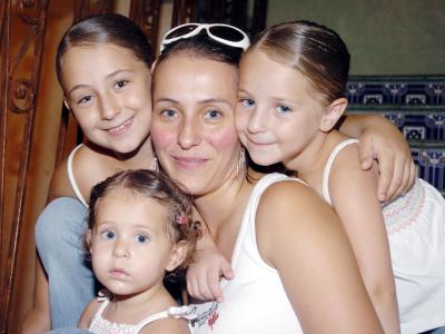 17072006 
Regina , Renata y Roberta Mafud Collier de la Marliere, con su mamá Ivette.