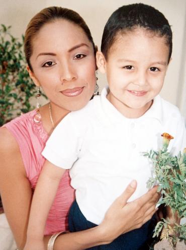 17072006 
Emilio Marín Ramírez con su mamá Paty Ramírez, el día que cumplió tres años.