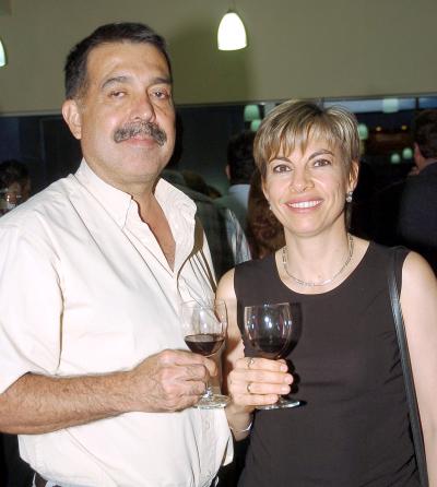 21072006 
Hernando Garrido y María del Carmen Garza de Garrido, en una cata de vinos.