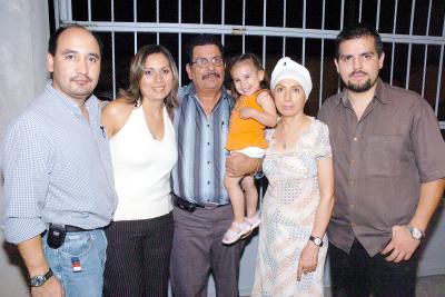 22072006 
Arturo Luján celebró su cumpleaños junto a su esposa Graciela Reyes, sus hijos Daniel y Claudia, su yerno Santiago y su nieta Daniela.