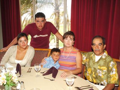 25072006
Lepoldo Díaz Pérez, María de Lourdes Gámez, Leopoldo, María de Lourdes y Leonardo Díaz Gámez.