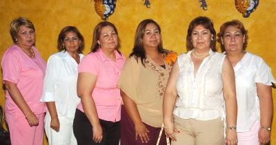 24072006
Gloria Soto Medinilla fue despedida de su vida de soltera, con un convivio que les organizaron sus hermanas Georgina, Lourdes, Luz María, Rosario, Alma y Patricia.