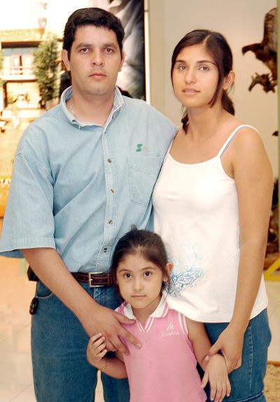 23072006 
Christian Verástegui, Norma Moreno y Elena Verástegui.