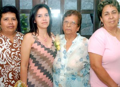 23072006 
Sandra Nevárez Ledesma, acompañada por su mamá María de la Luz Ledesma, su abuelita María de la Luz Padilla y su tía Emma Ledesma.