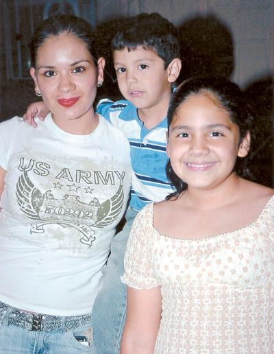 23072006 
Susana Ortega de López con sus hijos Susana y Roberto Carlos López Ortega.