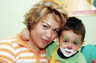 23072006 
El pequeño Luis Gerardo Limòn Medina acompañado por su mamà, Ofelia Medina.