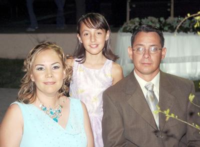 28072006 
Carlos Mora, Silvia Ceniceros de Mora y Érika Vanesa Mora