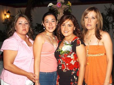 27072006
María Eugenia Quintero Olivares disfrutó de una despedida de soltera que le organizaron sus familiares, por su cercano matrimonio con Ricardo Rojas Salazar.