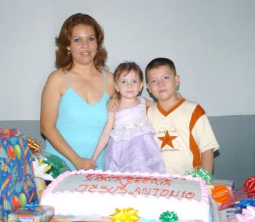 27072006
Con motivo de sus cumpleaños, Karla Cecilia y Jesús Antonio Gallardo Márquez fueron festejados con una reunión infantil que les organizó su mamá, Ana Cecilia Márquez López.