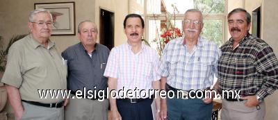 30072006 Antonio Fernández, Carlos Acosta, Ramón García de la Cruz, Salvador Álvarez y Rafael Álvarez, anfitriones de la pasada reunión de los socios del Club Sembradores.  31072006 D-Valeria Artea y Claudia G2