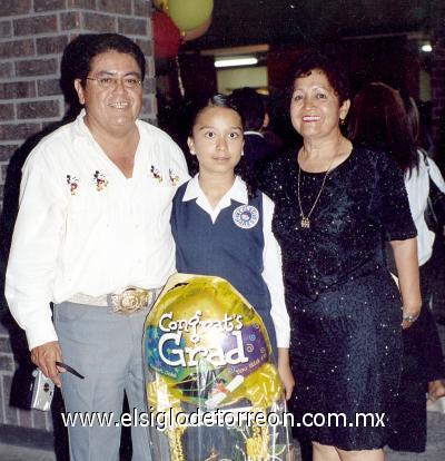 30072006 
María del Socorro Medina, el día de su graduación de primaria acompañada por sus padrinos, Adolfo Esquivel y Elisa Medina de Esquivel.