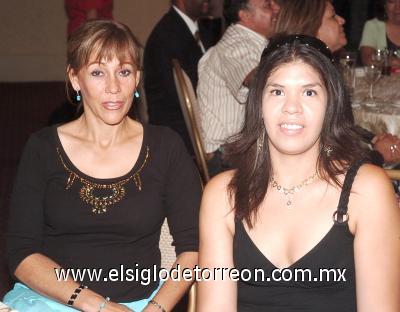 30072006 
Rosa María Torres y Hadit Mendoza.  31072006 D-Valeria Artea y Claudia G