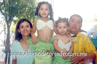 30072006 
Érika Rubí Martínez Casio acompañada por sus papás, Érika y Héctor Rocha y su hermanita Karen.