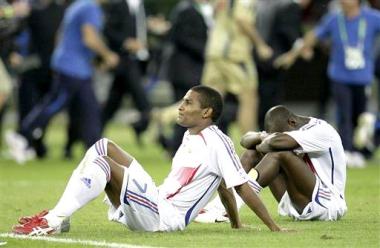 Pero la tónica general en París y en el resto de Francia, incluido el Viejo Puerto de Marsella, la ciudad de Zidane, era la estampida general. Con la pena a cuestas, la gente replegaba velas en silencio hacia sus casas.