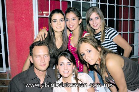 Clayton Müller, Becky Rodríguez, Paola Vargas, Margarita Jaidar, Ivonne Zurita y Sally Katsicas.