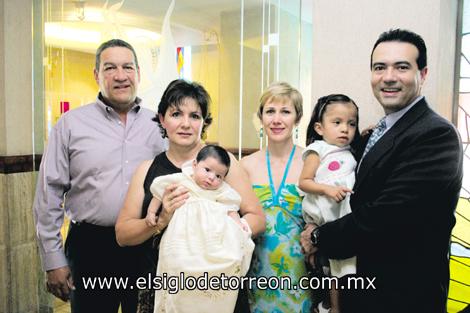 RECORRIDO SOCIAL
HERMOSO BAUTIZO
Raúl Macías Reynoso, Cristina Grageda de Macías con Samia Paola Guerra Grageda, Mónica Grageda de Guerra, Joaquín Guerra Achem con Irma Regina Guerra Grageda.