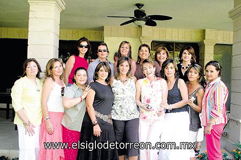 LA FESTEJAN SUS AMIGAS
Regina Valenzuela de Setién en compañía de Susy de Villarreal, Patricia Vargas de Villarreal, Velia Ríos de Berlanga, Maleny Amarante de Humphrey, Ivonne de Dávila, Mana de Buchanan, Coba de Murra, Ruth Pastrana de Navarro, Ma. Nely de Villarreal, Magda de Villarreal, Elsa de Vargas, Lula de Azuela, Gabriela Segura de Villarreal y Lupe de López.