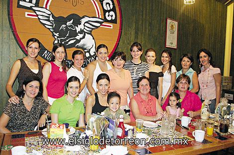 DESPEDIDA EN FAMILIA
Mariana, Alejandra y Cristina Larrínaga Grageda, Natalia Macías Grageda, Cristina Grageda de Macías, Bárbara Cofiño Grageda, Laura Grageda Villarreal, Brenda Grageda Canales, Verónica Grageda de Zertuche, Susana Beltrán del Río de Issa, Alejandra Grageda de Larrínaga, Paulina Macías Grageda, Vero Zertuche Grageda, Juan Carlos Issa Beltrán del Río, Elena Grageda de Beltrán del Río, Fernanda Issa Beltrán del Río y Güera Grageda de Cofiño