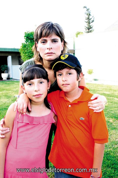 Maribel de Treviño junto a sus hijos Isabel y Mauricio Treviño.