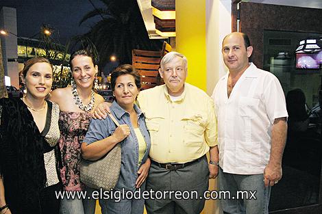 ABRE AL PÚBLICO LAGUNERO
Cecilia de Silerio, Ivette de Mafud, Conchita de Collier, Alain Collier y Gerardo Mafud.