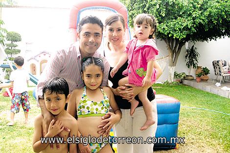 REFRESCANTE CUMPLEAÑOS
La festejada junto a sus papás Ramón Corona y Maru González de Corona y sus hermanos José Ramón y María Jimena Corona González.