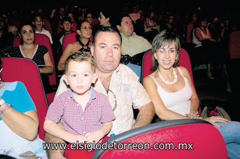 GRAN FESTIVAL DE BAILE
Jaime Aguilera y Eva López de Aguilera con su hijo Jaime Aguilera López.