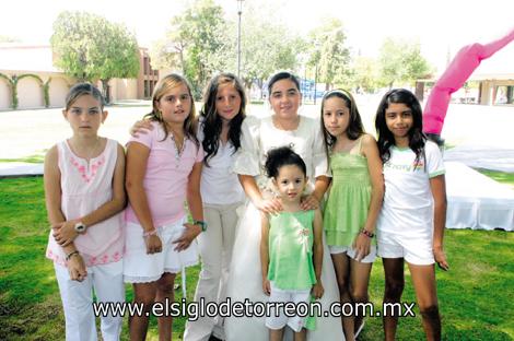 Regina Villarreal con sus amigas Deniss Martínez, Ana Sofía Elizondo, Erika Marcos, Michelle Martínez, Blanca Contreras y Andrea Martínez.