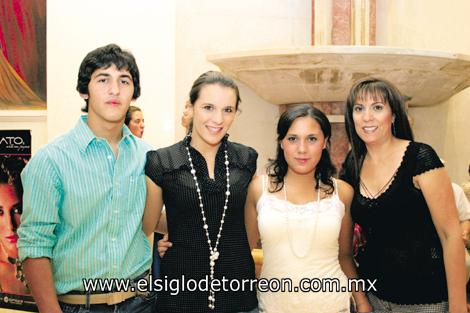 Omar, Marisol, Any y Margarita Aguirre.