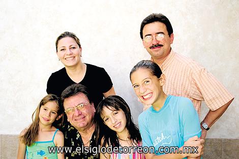 La festejada junto a sus papás Myrthala Aguiñaga y Eugenio de la Garza, su abuelo Juan Aguiñaga y sus hermanas Andrea y Myrthala de la Garza Aguiñaga.