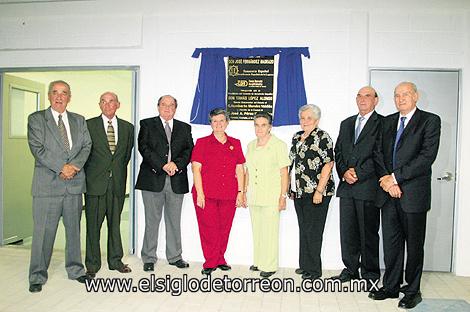 INAUGURAN MODERNO ESTACIONAMIENTO
Juan José, Gregorio, Alberto, Pilar, Lucía, Márgara, Pedro y Javier Fernández.