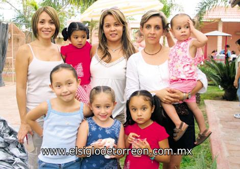 Samanta, Karla, Fernanda Cariño, Lizbeth de Santa Cruz, Natalia Santa Cruz, Luisa y Paulina González, Karla y Fernanda Cariño y Mayra Corral.