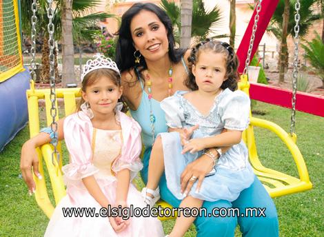 CUMPLEN 6 Y 3 AÑOS
Las festejadas Marthita y Mary Jose Llama junto a su mamá