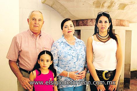 Alfredo García de la Garza, Esther Garza, Esther de Garza y Andrea González.