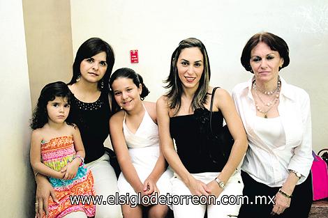 Sofi y Cristina Belausteguigoitia, Geovana Giacomán, Linda Fayad de Zarzar y Linda Marón de Fayad.